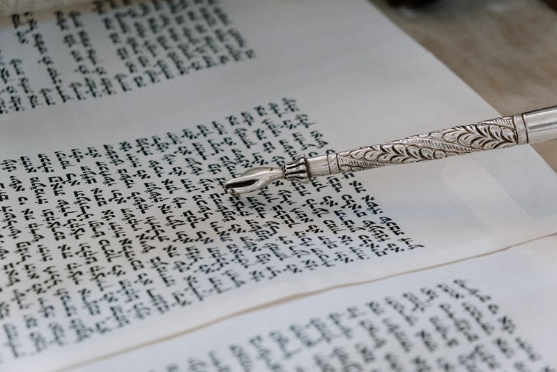 צילום: Photo by cottonbro from Pexels ספר תורה (אילוסטרציה)
