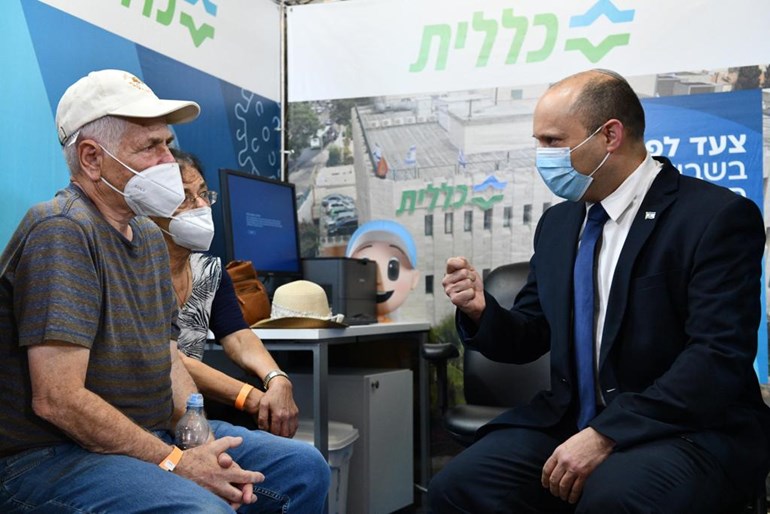 בנט במתחם החיסונים