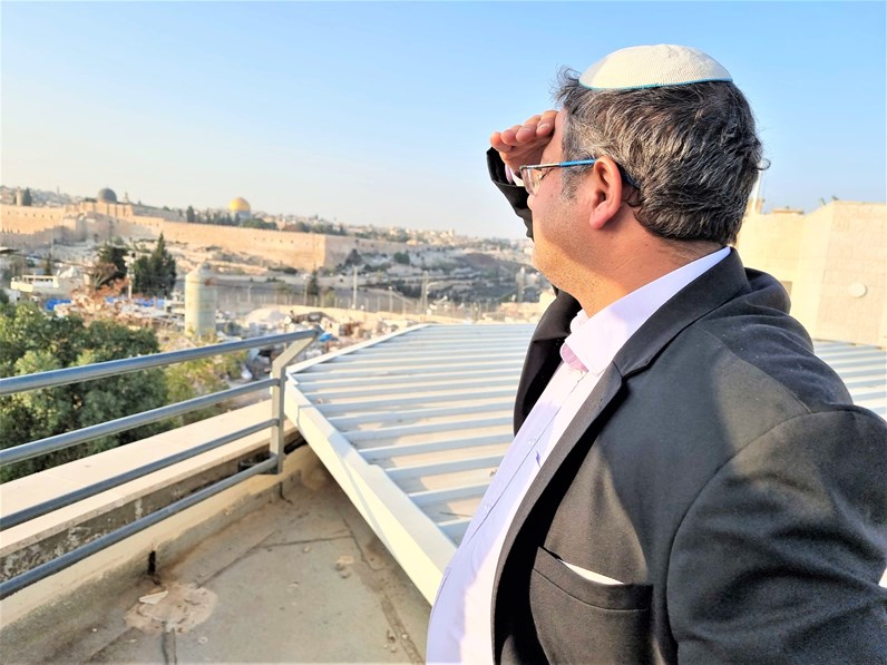 בן גביר בתצפית לעבר העיר העתיקה של ירושלים