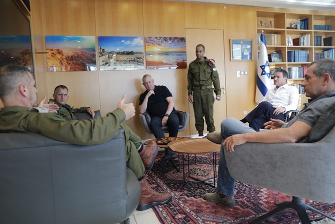 צילום: אלעד מלכה השר גנץ וראשי מערכת הביטחון בהיוועצות ביטחונית