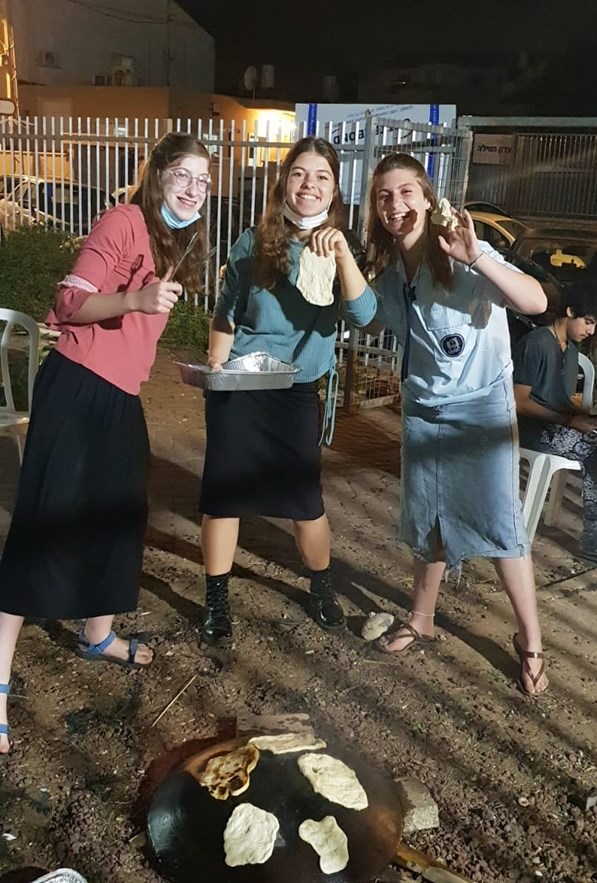 צילום: באדיבות המשפחה תאיר פסל (מימין) כקומונרית