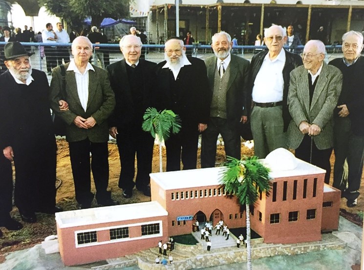 צילום: הלל לדרמן ראשוני הישיבה והרב צוקרמן חונכים את דגם הישיבה במיני ישראל. מיכאל שני משמאל