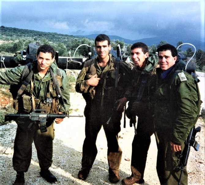 צילום: אלבום צוות גיורא סוף מסלול. מימין לשמאל: גיורא לוי, מתן כהנא, דוד, נפתלי בנט