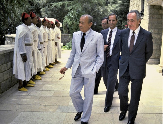ראש הממשלה פרס ז"ל בביקור בארמון המלך חסן