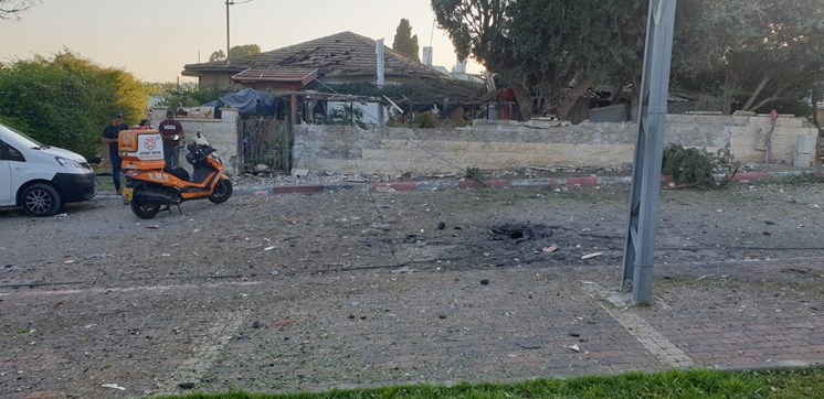 צילום: דוברות איחוד הצלה פגיעת רסיסי רקטה במושב בשפלה