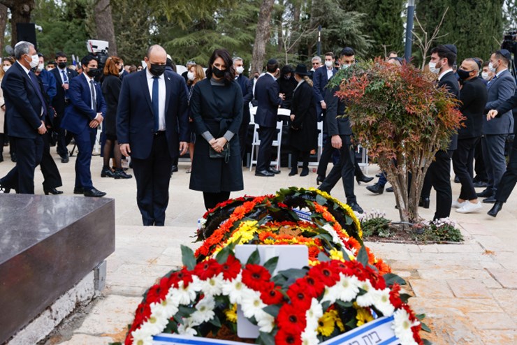 ראש הממשלה ורעייתו גילת סמוך לקברה של אורה ז"ל
