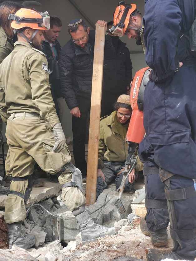 צילום: מועצה אזורית בנימין צעיר שלכד את עצמו לרצפת בטון