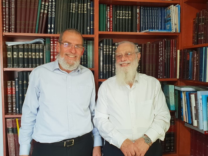 הרב שמחה וייסמן (משמאל) עם קודמו בתפקיד הרב איתן איזמן