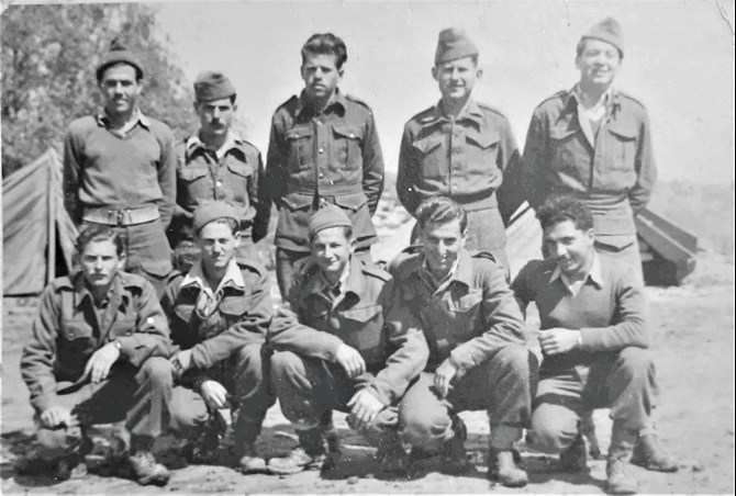 צילום: מאלבומו של אפרים הוברמן ז"ל לוחמי המחלקה בקורס מ"כים, מרץ 1948