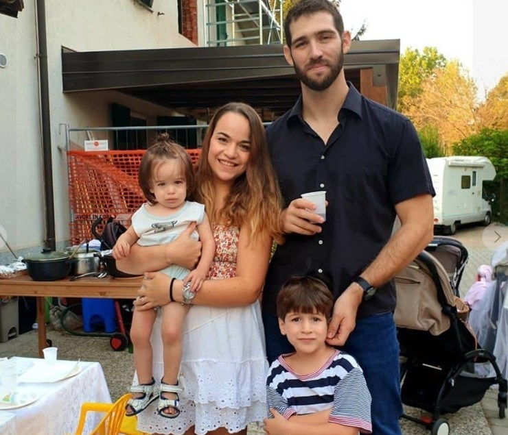 צילום: פייסבוק משפחת בירן. איתן (עומד לצד אביו) היחיד ששרד