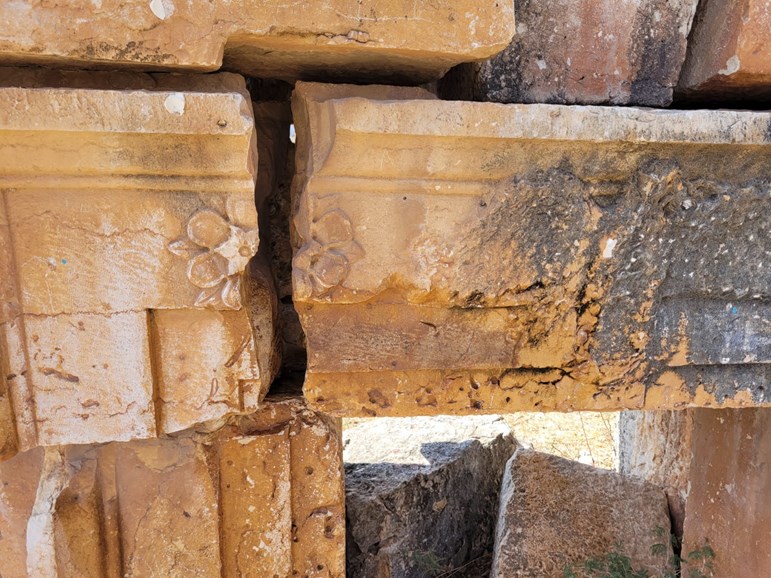 האבנים שהושחתו לאחר הניקיון