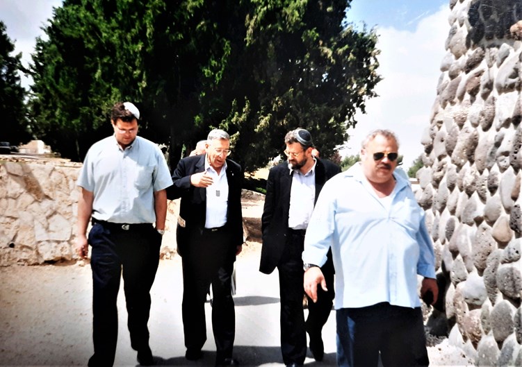 שילה גל עם חברי סיעת מולדת: הרב בני אלון ורחבעם זאבי ז"ל ואריאל סנדר