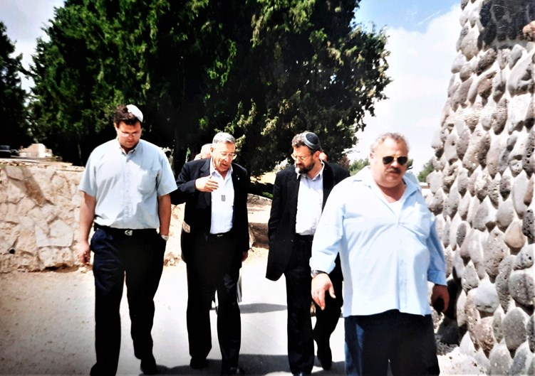 צילום: באדיבות אריאל סנדר שילה גל עם חברי סיעת מולדת: הרב בני אלון ורחבעם זאבי ז"ל ואריאל סנדר